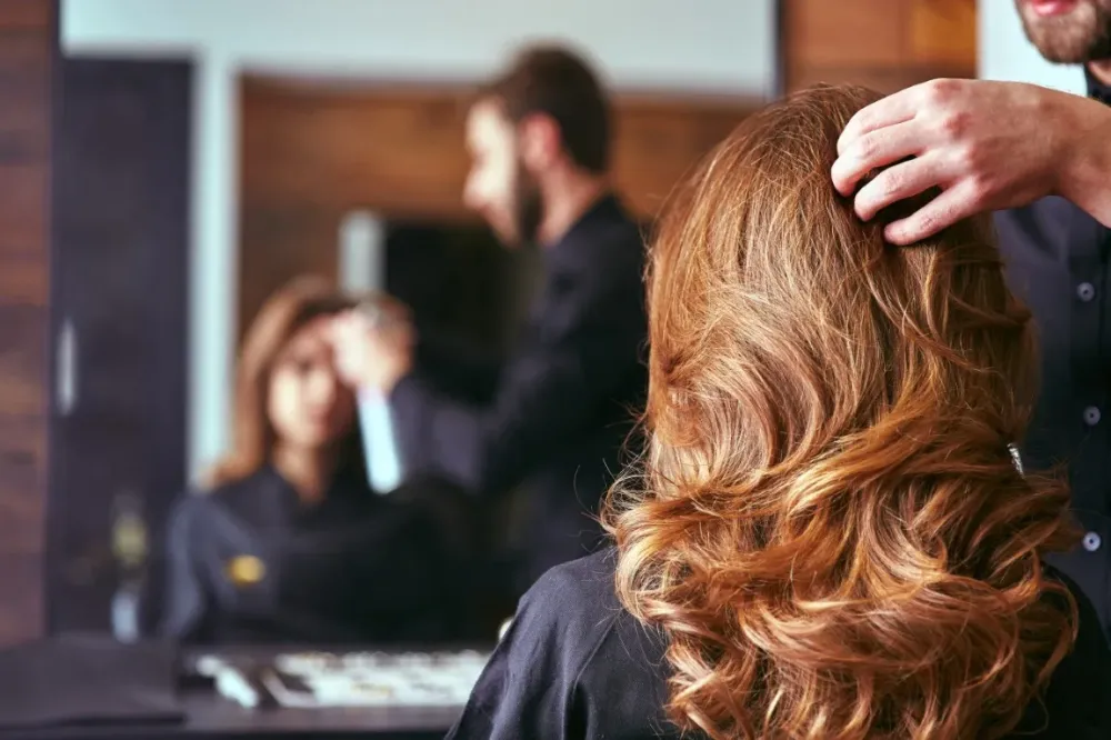 cheveux roux bouclés wavywebp
